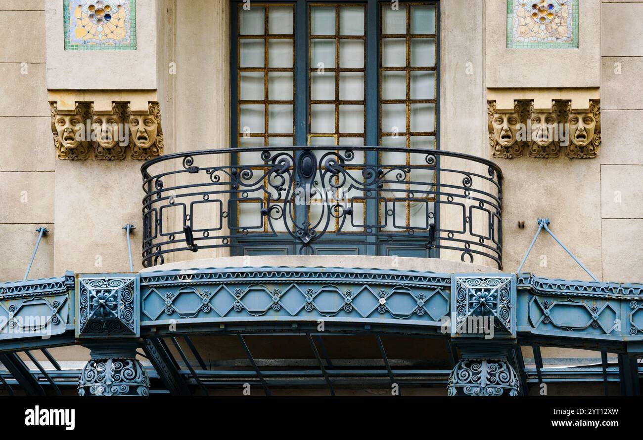Balcone decorato in stile Art Deco e finestre su un edificio a Buenos Aires Argentina Foto Stock