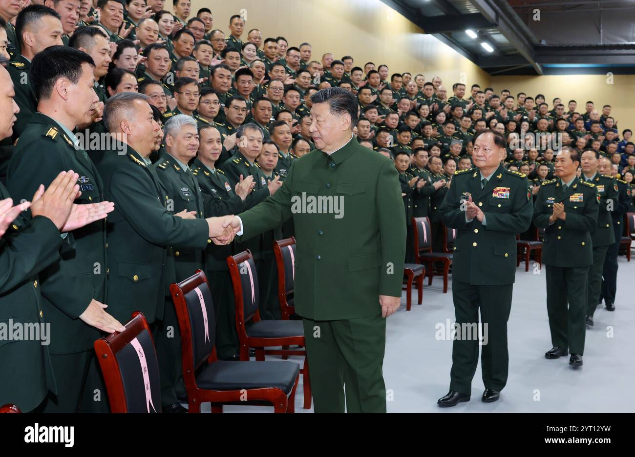 Pechino, Comitato centrale del Partito Comunista Cinese e presidente della Commissione militare centrale. 4 dicembre 2024. Il presidente cinese Xi Jinping, anche segretario generale del Comitato centrale del Partito Comunista Cinese e presidente della Commissione militare centrale, incontra i rappresentanti durante l'ispezione della forza di supporto dell'informazione dell'Esercito Popolare di Liberazione Cinese (PLA) il 4 dicembre 2024. Crediti: Li Gang/Xinhua/Alamy Live News Foto Stock