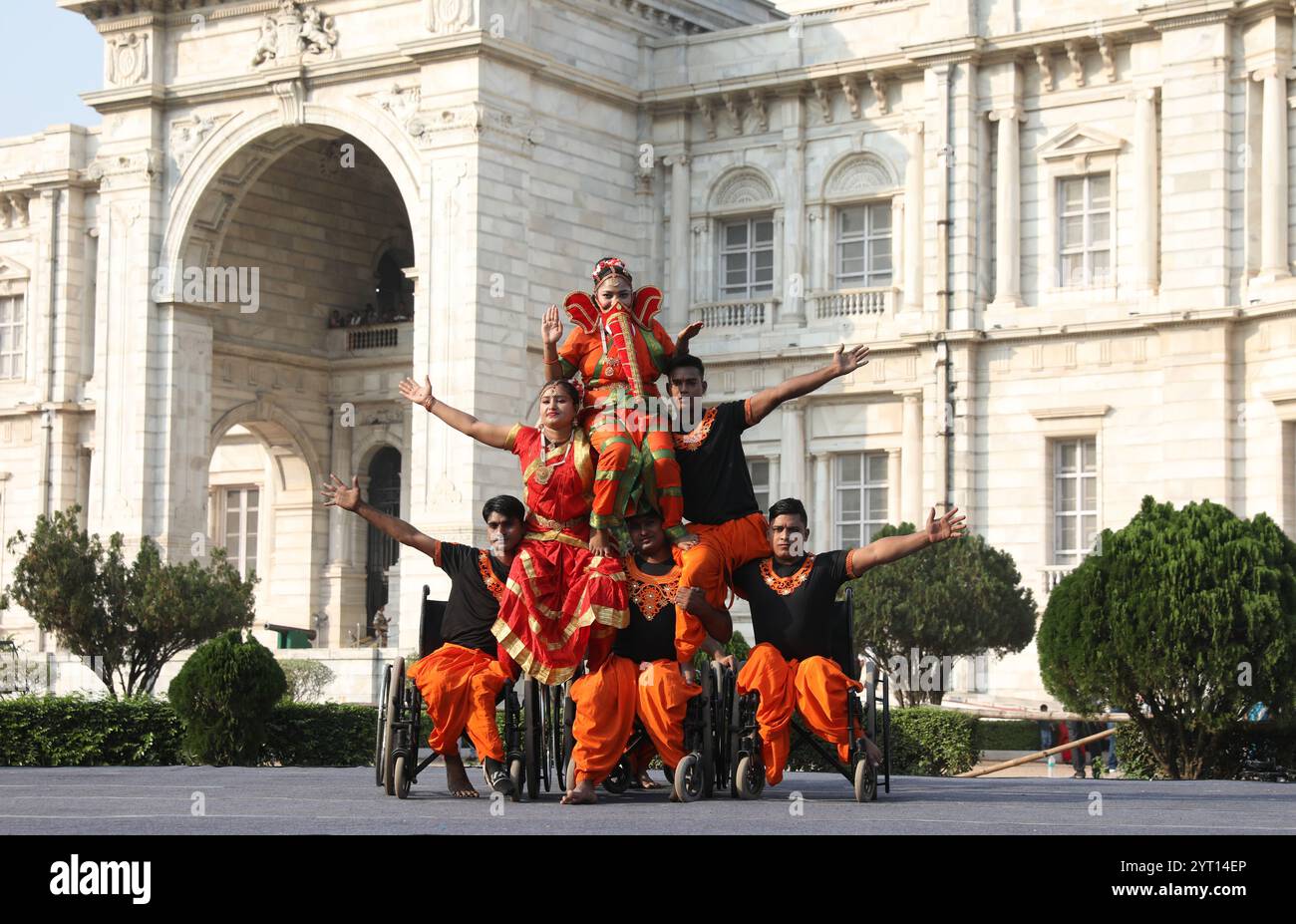 Kolkata, Bengala Occidentale, India. 5 dicembre 2024. Gli artisti disabili si esibiscono in sedia a rotelle di fronte allo storico monumento Victoria Memorial, costruito durante il dominio coloniale britannico durante il ami Arts Festival a Kolkata, India, il 5 dicembre 2024. L'evento fa parte del KCC (Kolkata Centre for Creativity) festival annuale di arti interdisciplinari AMI Arts Festival 2024. (Immagine di credito: © Rupak De Chowdhuri/ZUMA Press Wire) SOLO PER USO EDITORIALE! Non per USO commerciale! Foto Stock