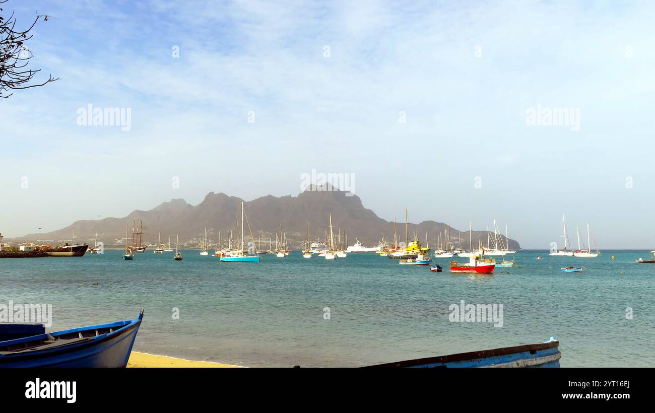Tranquilla costa di Capo Verde - barche da pesca ancorate sullo sfondo spettacolare delle maestose montagne e delle acque cristalline Foto Stock