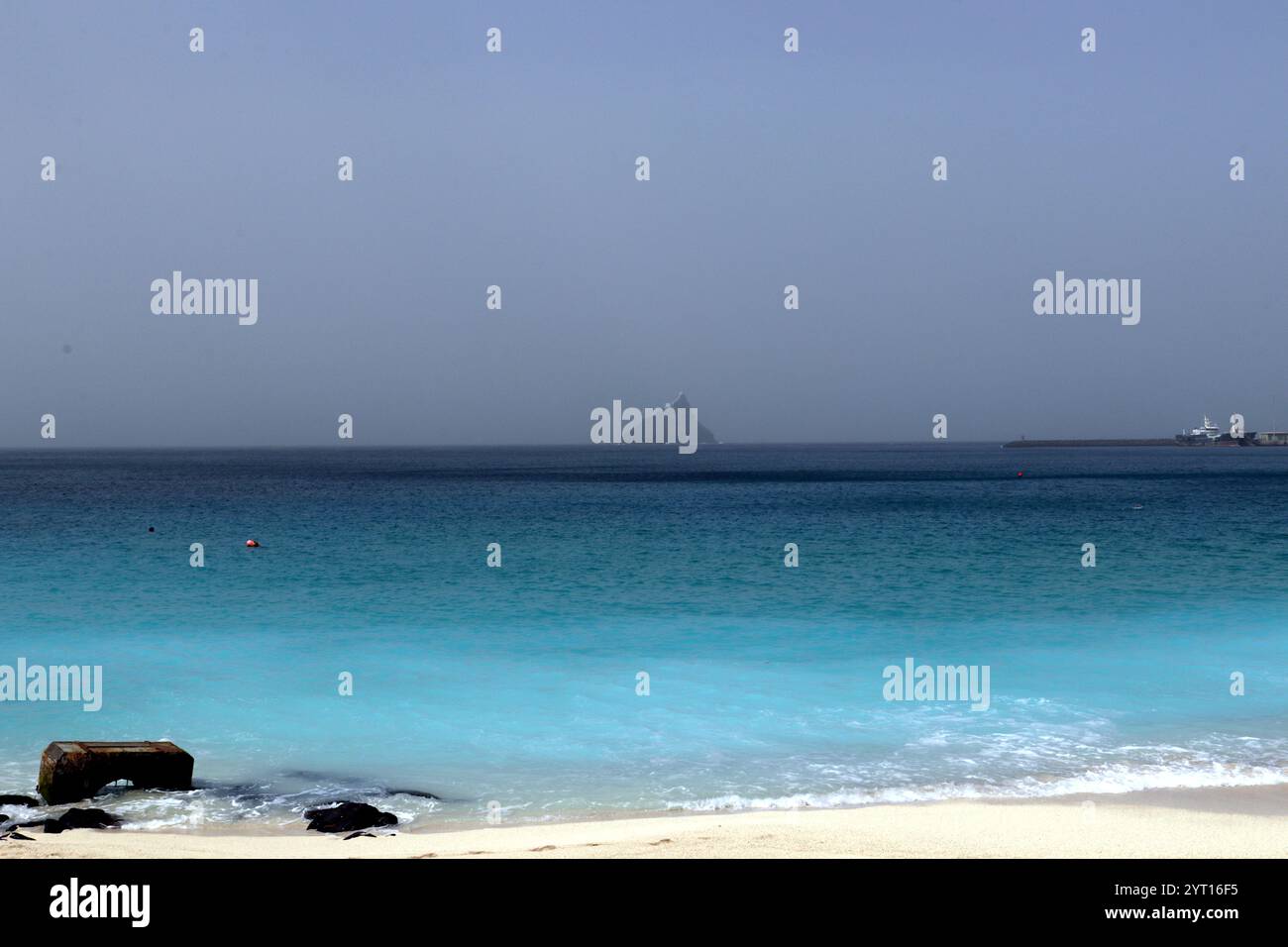 Le sabbie dorate incontrano acque azzurre lungo la costa incontaminata di Capo Verde, una tranquilla fuga in un paradiso incontaminato. Foto Stock