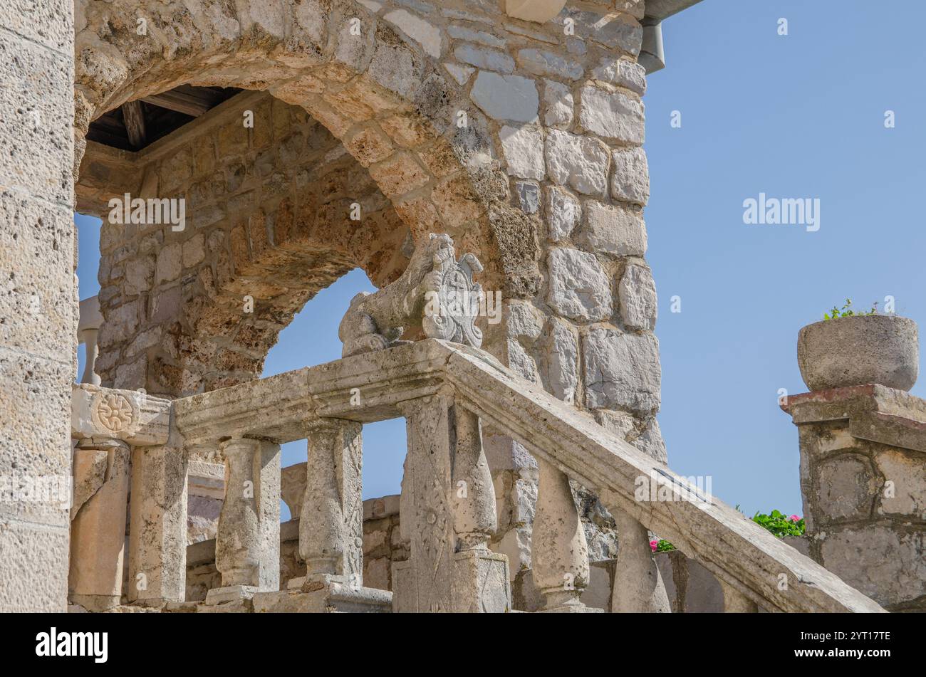 Scalinata in pietra per la chiesa "nostra Signora delle rocce" con il leone di San Marco che regge uno scudo. Il leone è un simbolo di Cattaro, Montenegro. Foto Stock