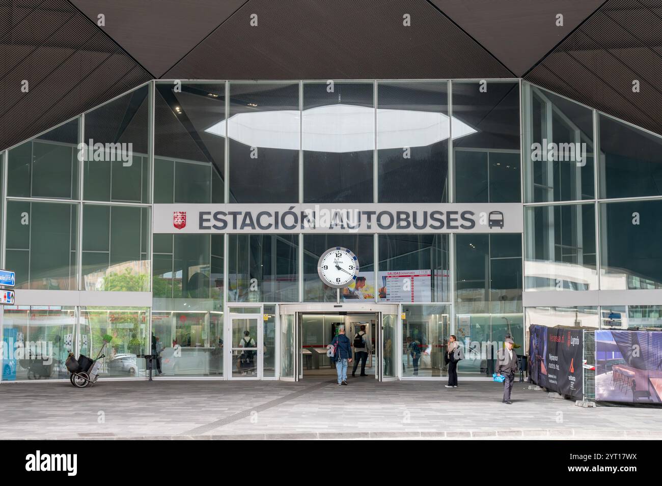 Logrono, Spagna - 27 maggio 2024: L'ingresso alla stazione degli autobus di Logrono Foto Stock