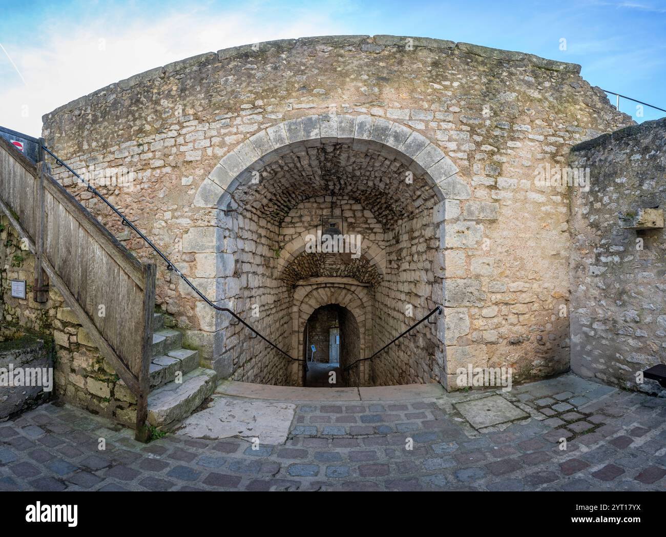Provins, Francia - 11 30 2024: Veduta della scalinata in pietra e del muro fortificato nella Torre Cesare Foto Stock