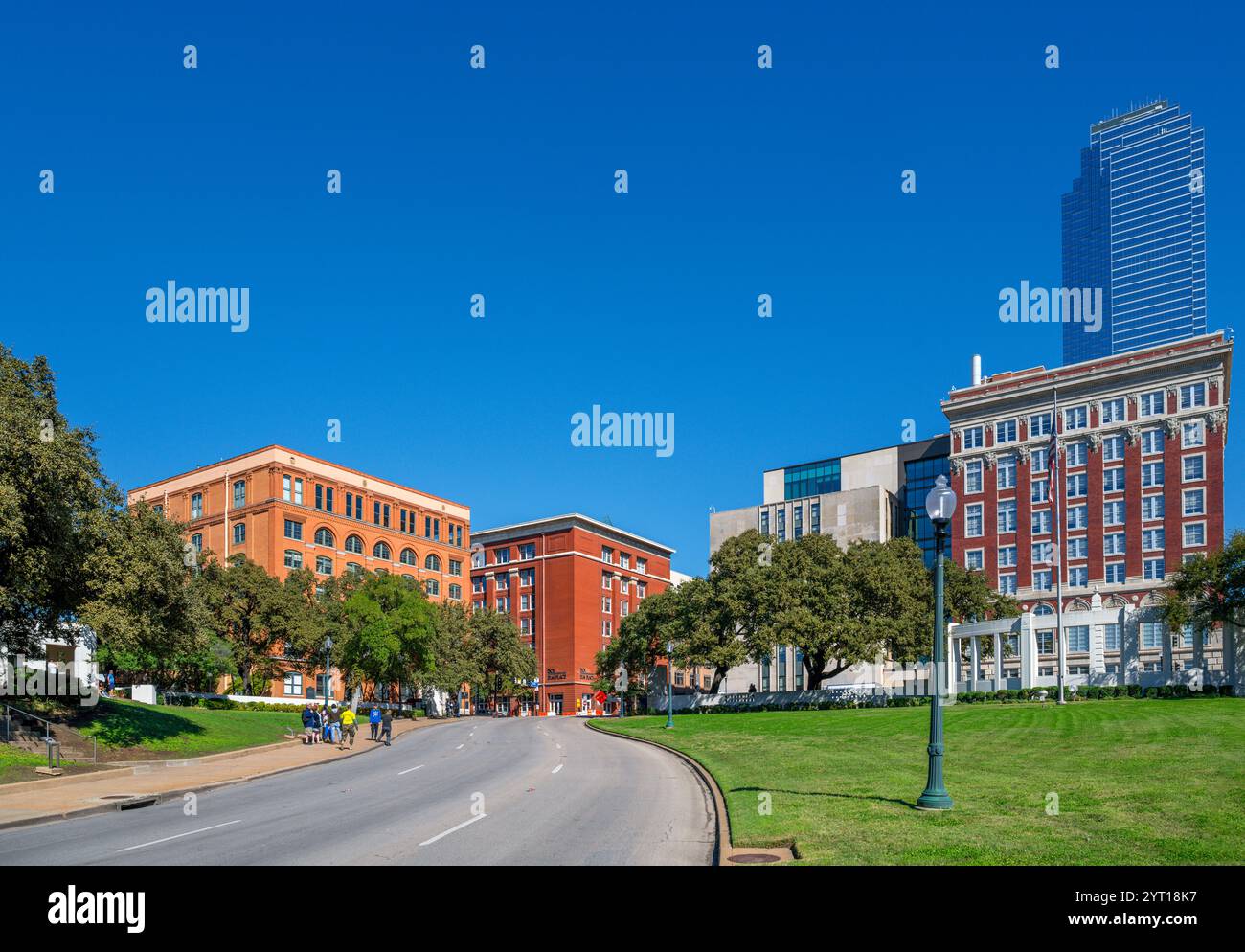 Vista verso l'edificio School Book Depository (a sinistra), Dealey Plaza, Dallas, Texas, USA. Dealey Plaza era il sito dell'assassinato di John F Kennedy Foto Stock