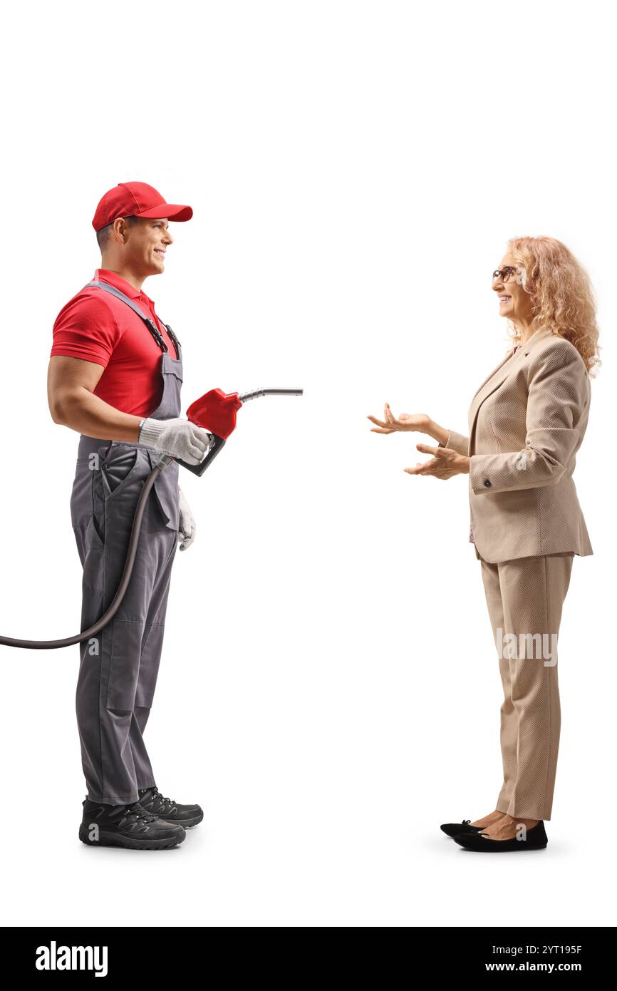 Donna e lavoratrice di una stazione di servizio che hanno una conversazione isolata su sfondo bianco Foto Stock