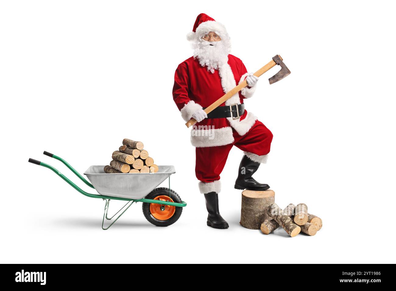 Babbo natale con carriola e legna da ardere isolata su sfondo bianco Foto Stock