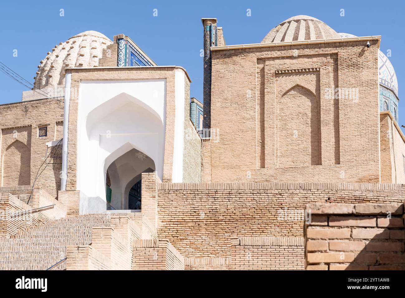 Samarcanda, Uzbekistan-13 agosto 2023: Particolare della necropoli di Shakhi Zinda, un famoso complesso mausoleo a Samarcanda durante una giornata di sole Foto Stock