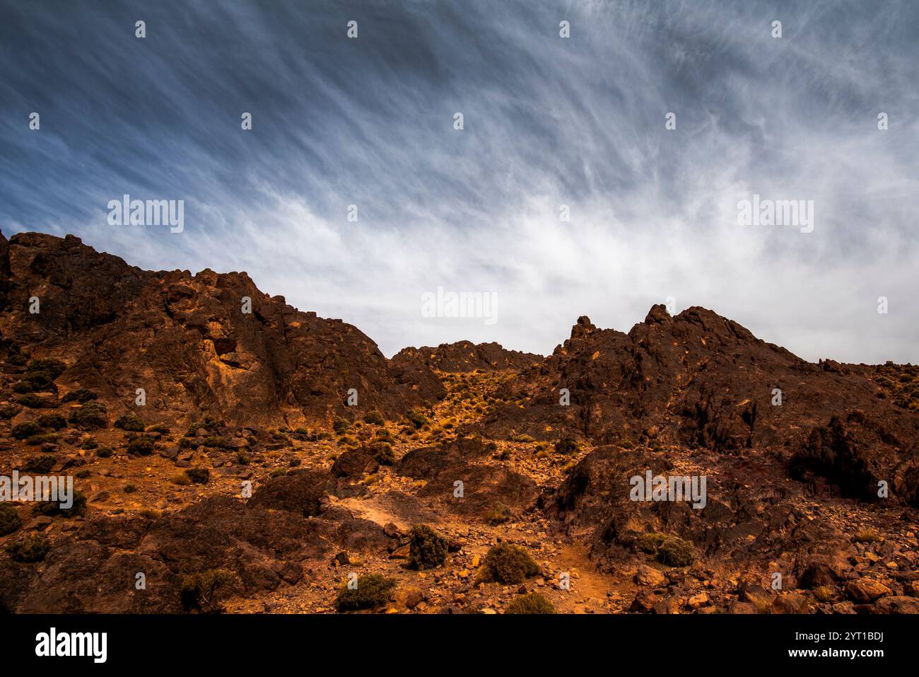 Immagine delle cime delle montagne e delle formazioni rocciose dell'Atlante marocchino con valli desertiche tra le terre berbere nel Jebel Saghro vicino a Ouarzazate i. Foto Stock