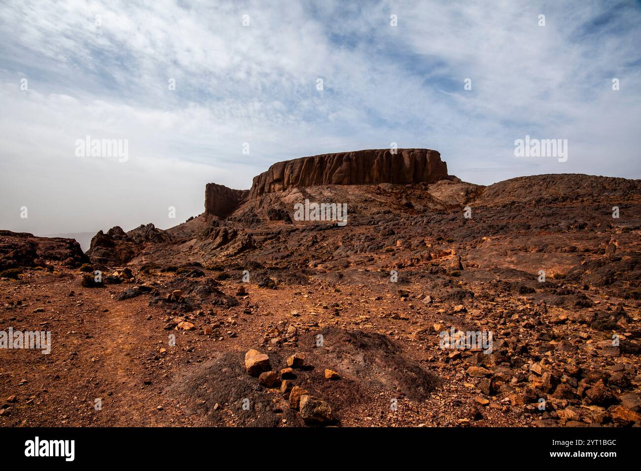 Immagine delle cime delle montagne e delle formazioni rocciose dell'Atlante marocchino con valli desertiche tra le terre berbere nel Jebel Saghro vicino a Ouarzazate i. Foto Stock
