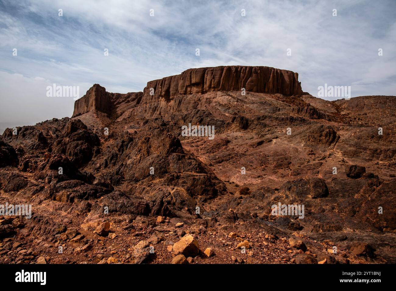 Immagine delle cime delle montagne e delle formazioni rocciose dell'Atlante marocchino con valli desertiche tra le terre berbere nel Jebel Saghro vicino a Ouarzazate i. Foto Stock