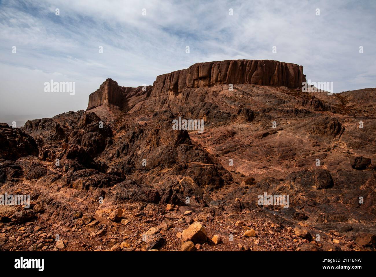 Immagine delle cime delle montagne e delle formazioni rocciose dell'Atlante marocchino con valli desertiche tra le terre berbere nel Jebel Saghro vicino a Ouarzazate i. Foto Stock