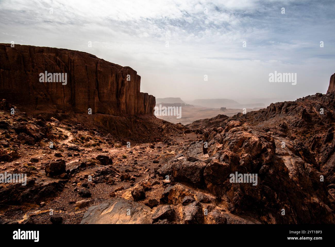 Immagine delle cime delle montagne e delle formazioni rocciose dell'Atlante marocchino con valli desertiche tra le terre berbere nel Jebel Saghro vicino a Ouarzazate i. Foto Stock