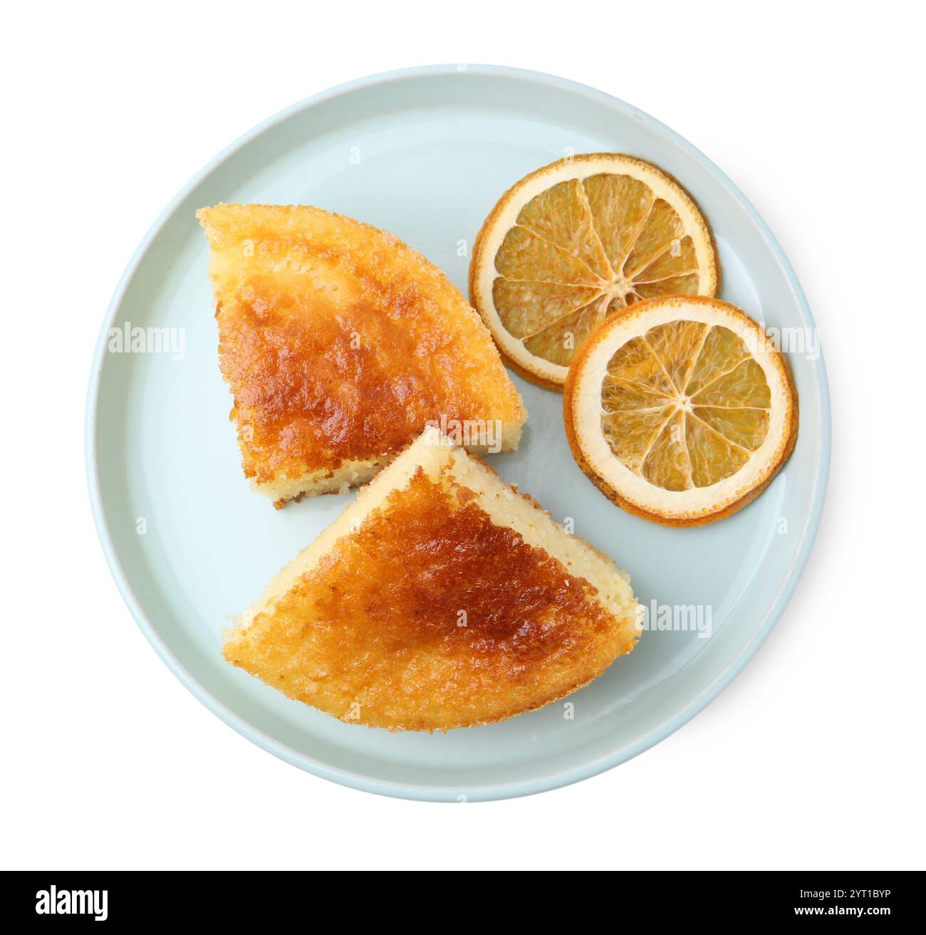Gustosa torta di semola e fette d'arancia isolate sul bianco, vista dall'alto Foto Stock