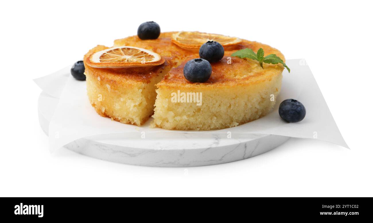Gustosa torta di semola fatta in casa con mirtilli isolati su bianco Foto Stock