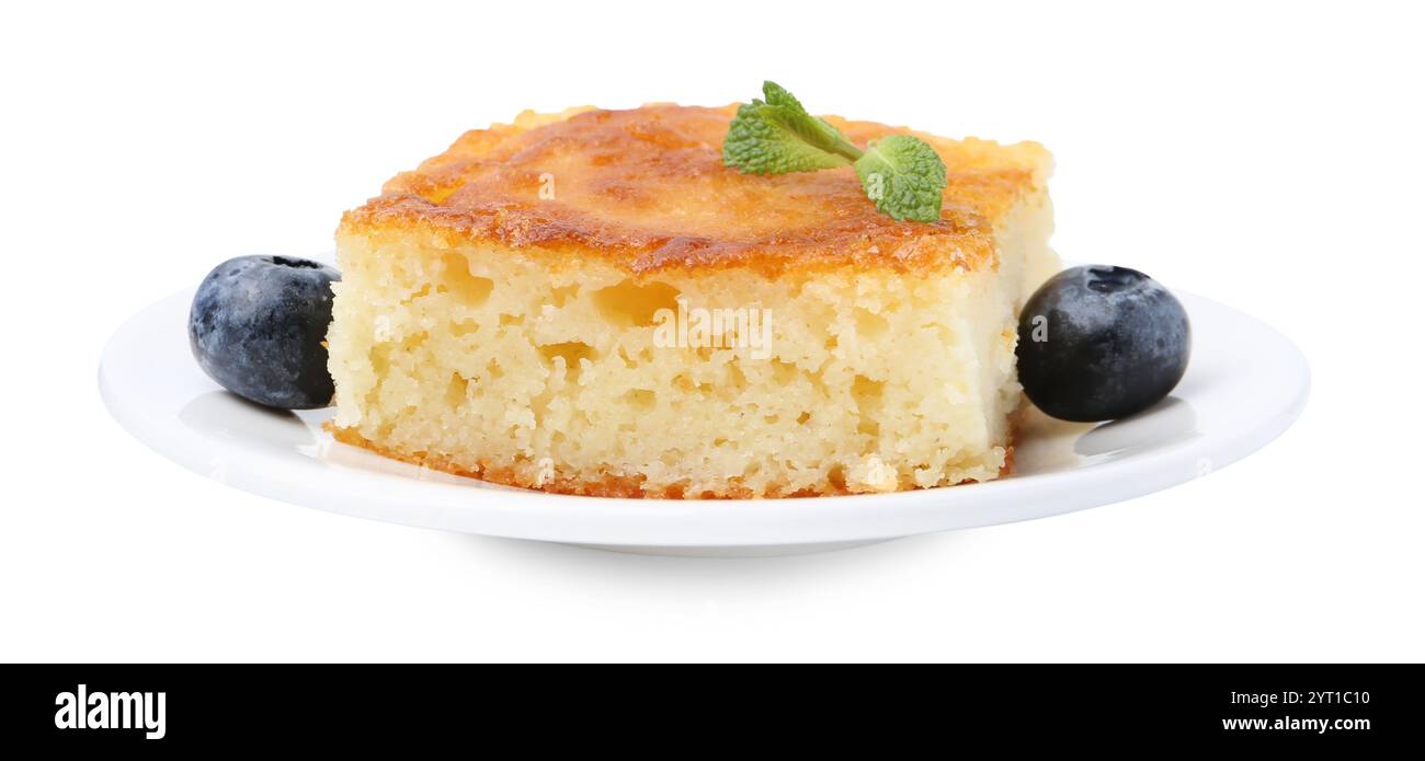 Fetta di gustosa torta di semola e mirtilli isolati su bianco Foto Stock