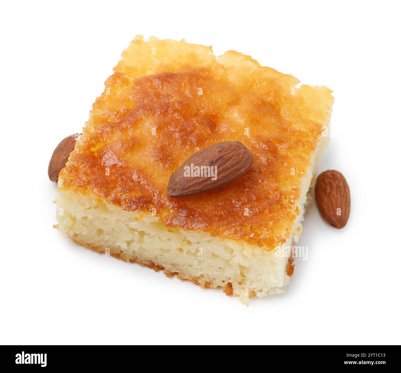 Fetta di gustosa torta di semola e mandorle isolata su bianco Foto Stock