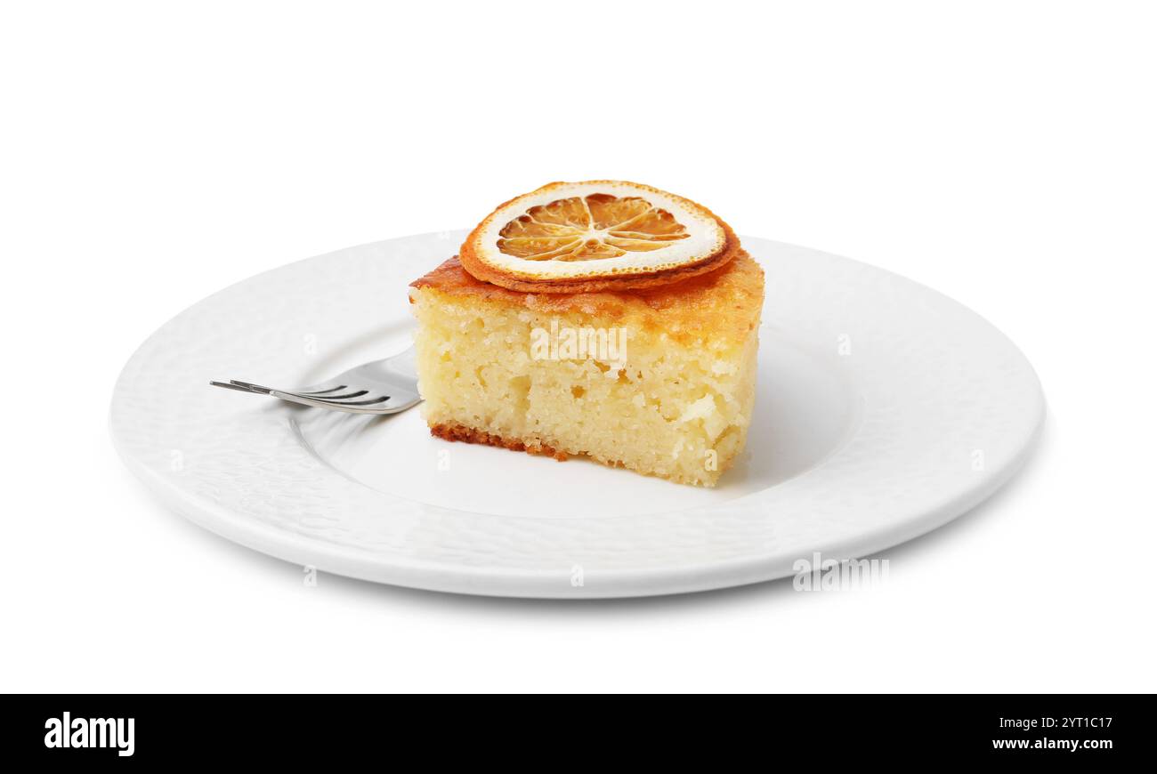 Fetta di gustosa torta di semola fatta in casa e forchetta isolata su bianco Foto Stock