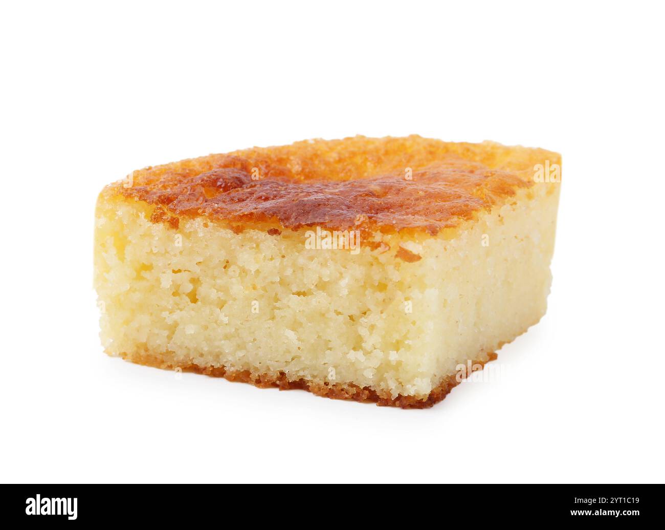 Fetta di gustosa torta di semola fatta in casa isolata su bianco Foto Stock
