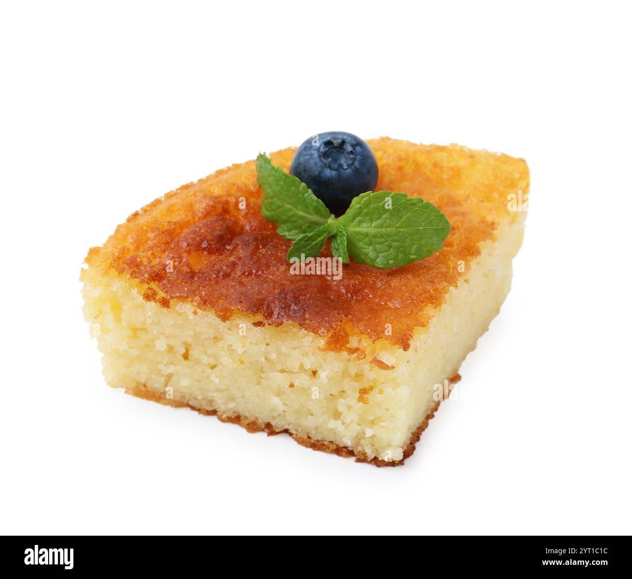 Fetta di gustosa torta di semola fatta in casa isolata su bianco Foto Stock