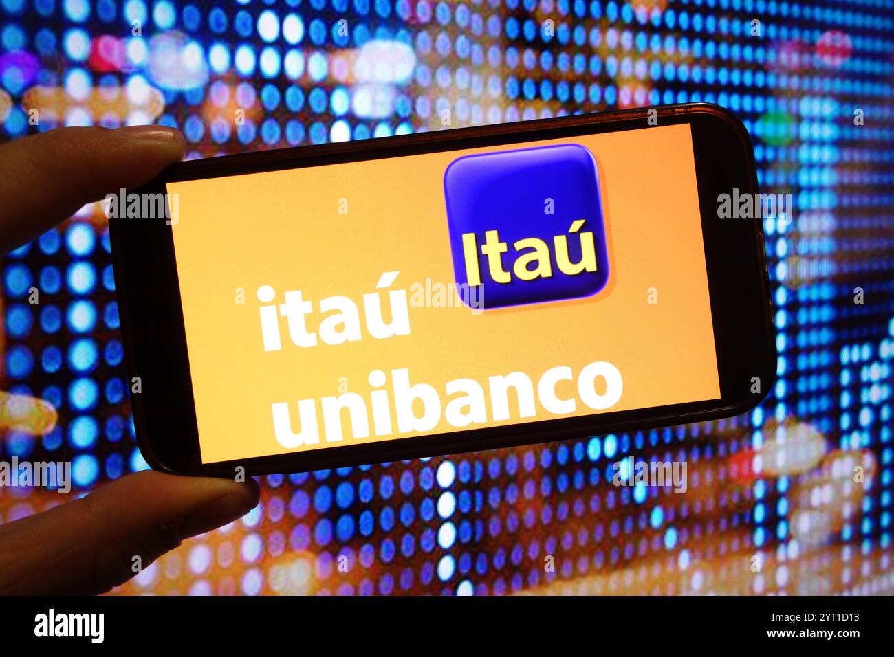 In questa illustrazione fotografica, il logo aziendale Itau Unibanco viene visualizzato sullo schermo di uno smartphone. Foto Stock