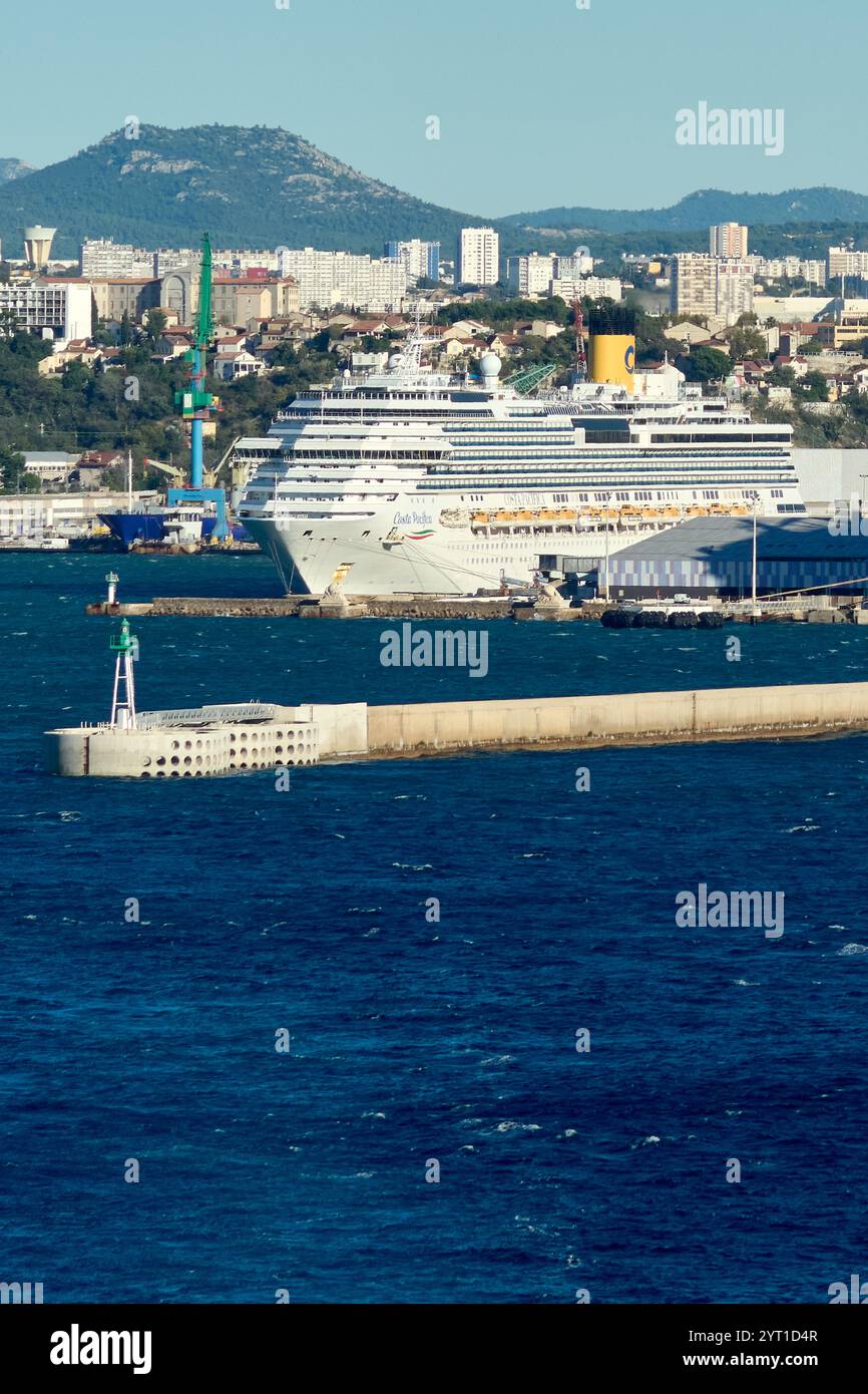 Marsiglia, Francia - 5 dicembre 2024: Tre grandi navi da crociera attraccate fianco a fianco nel porto di Marsiglia, sullo sfondo di edifici urbani e gre Foto Stock