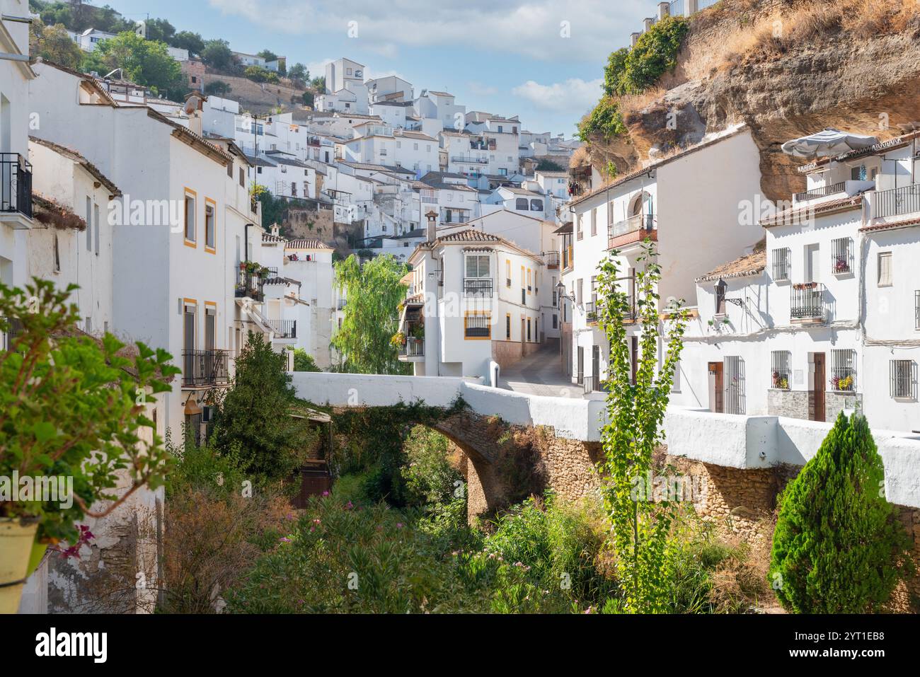 Setenil de las Bodegas. Tipico villaggio andaluso con case bianche e sreets, Andalusia, Cadice, Spagna Foto Stock