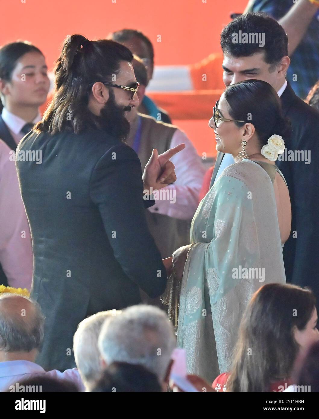 MUMBAI, INDIA - 5 DICEMBRE: Ranveer Singh condivide momenti di luce con Vidya Balan, durante la cerimonia giurata del Maharashtra cm Devendra Fadnavis ad Azad Maidan il 5 dicembre 2024 a Mumbai, India. La cerimonia si è svolta due settimane dopo l'annuncio dei risultati delle elezioni dell'assemblea il 23 novembre. Questo sarà il terzo incarico di Devendra Fadnavis come primo ministro del Maharashtra. Eknath Shinde e Ajit Pawar si unirono al Mahayuti 2,0 come deputati di Fadnavis. Il Mahayuti ha vinto 230 seggi dell'Assemblea su 288 nelle elezioni. (Foto di Anshuman Poyrekar/Hindustan Times/Sipa USA) Foto Stock