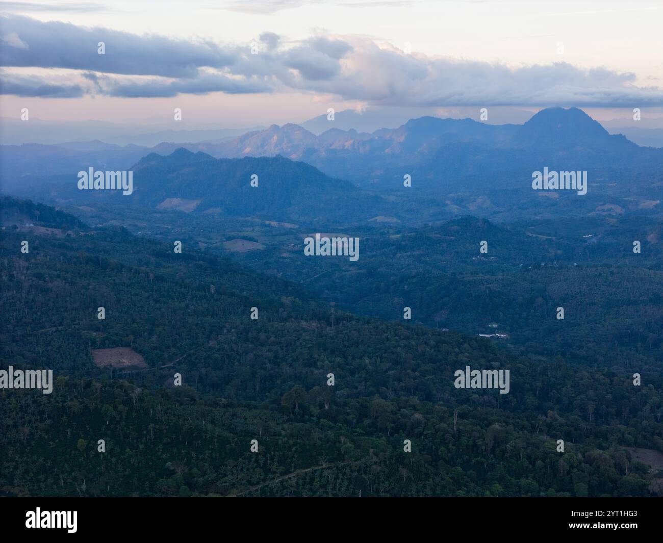 Vista aerea del paesaggio verde delle colline montane sullo sfondo al tramonto Foto Stock