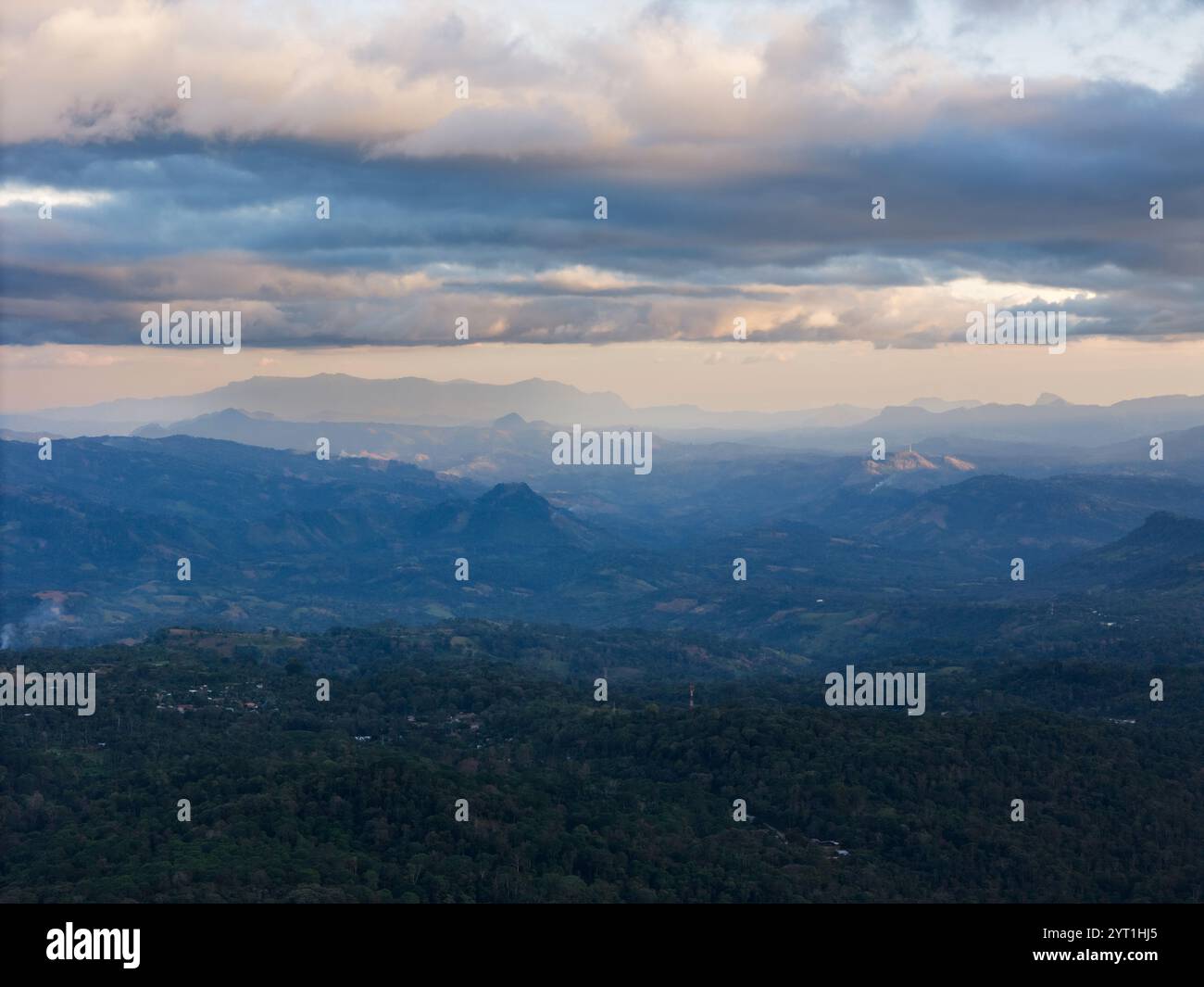 Vista aerea del paesaggio della valle di montagna con drone sul cielo chiaro del tramonto Foto Stock