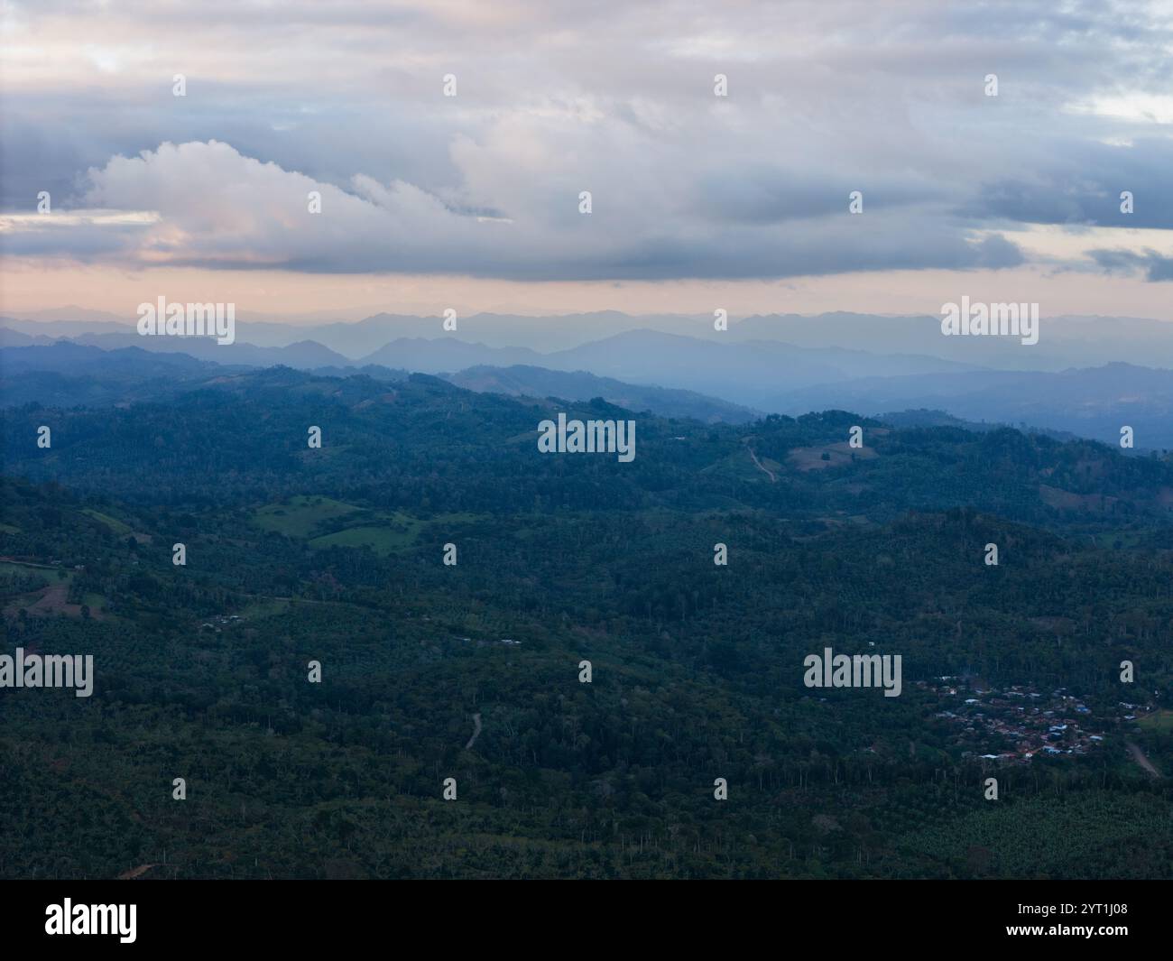Vista aerea del paesaggio delle colline verdi di montagna Foto Stock