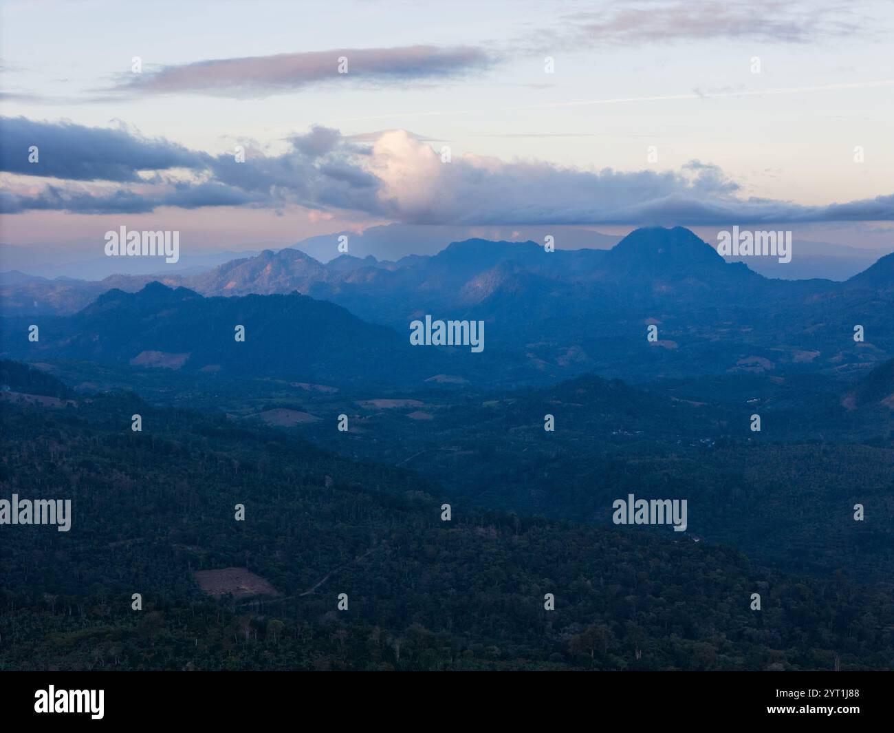 Foresta tropicale sulla valle di fondo della montagna con luce del tramonto Foto Stock