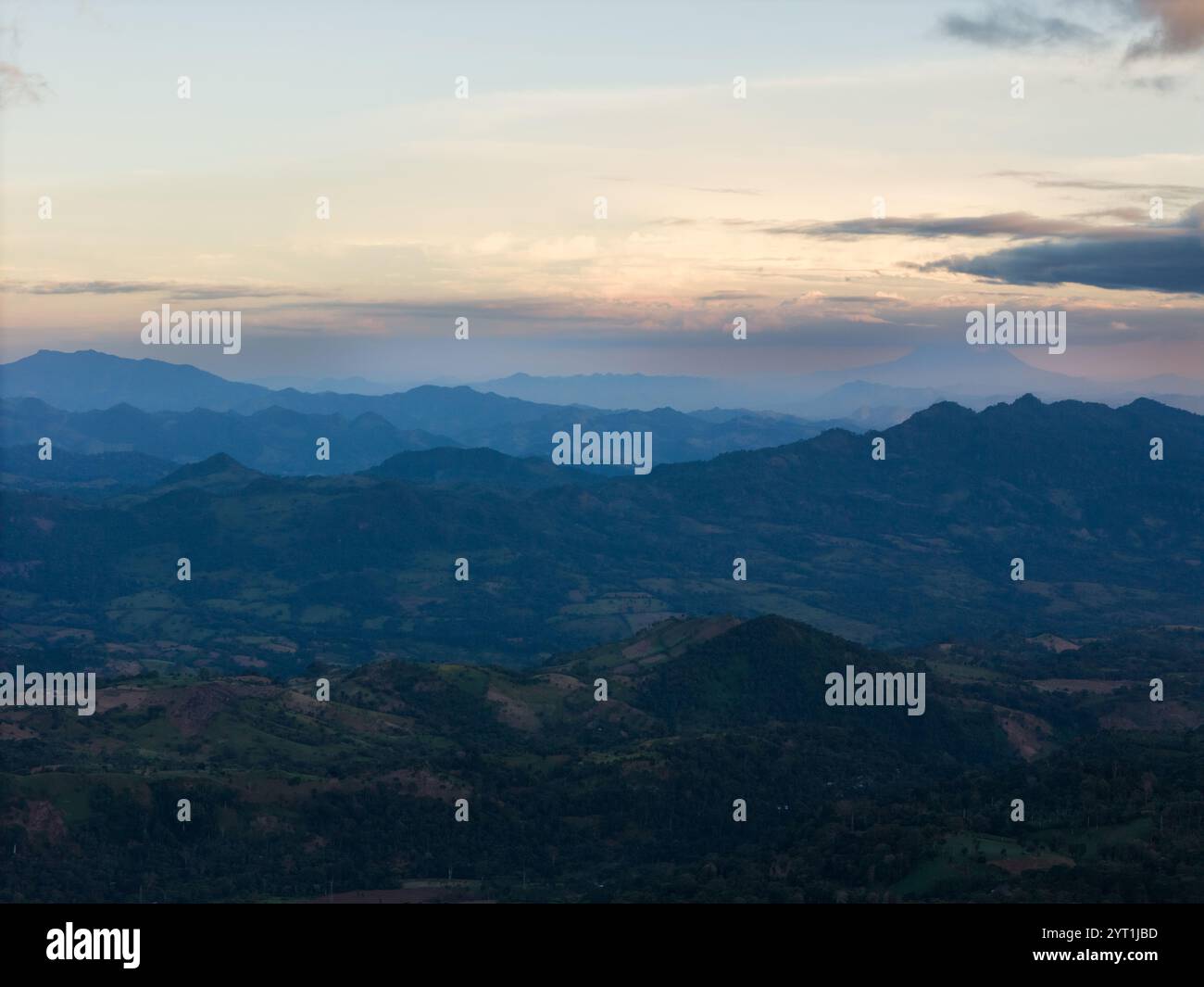 Vista panoramica del paesaggio montano vista aerea con droni alla luce del tramonto Foto Stock
