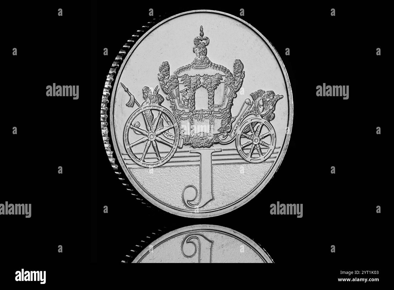 La lettera J che rappresenta una carrozza giubilare nella collezione di monete da 10 penny da 2018 A a Z della Gran Bretagna Foto Stock