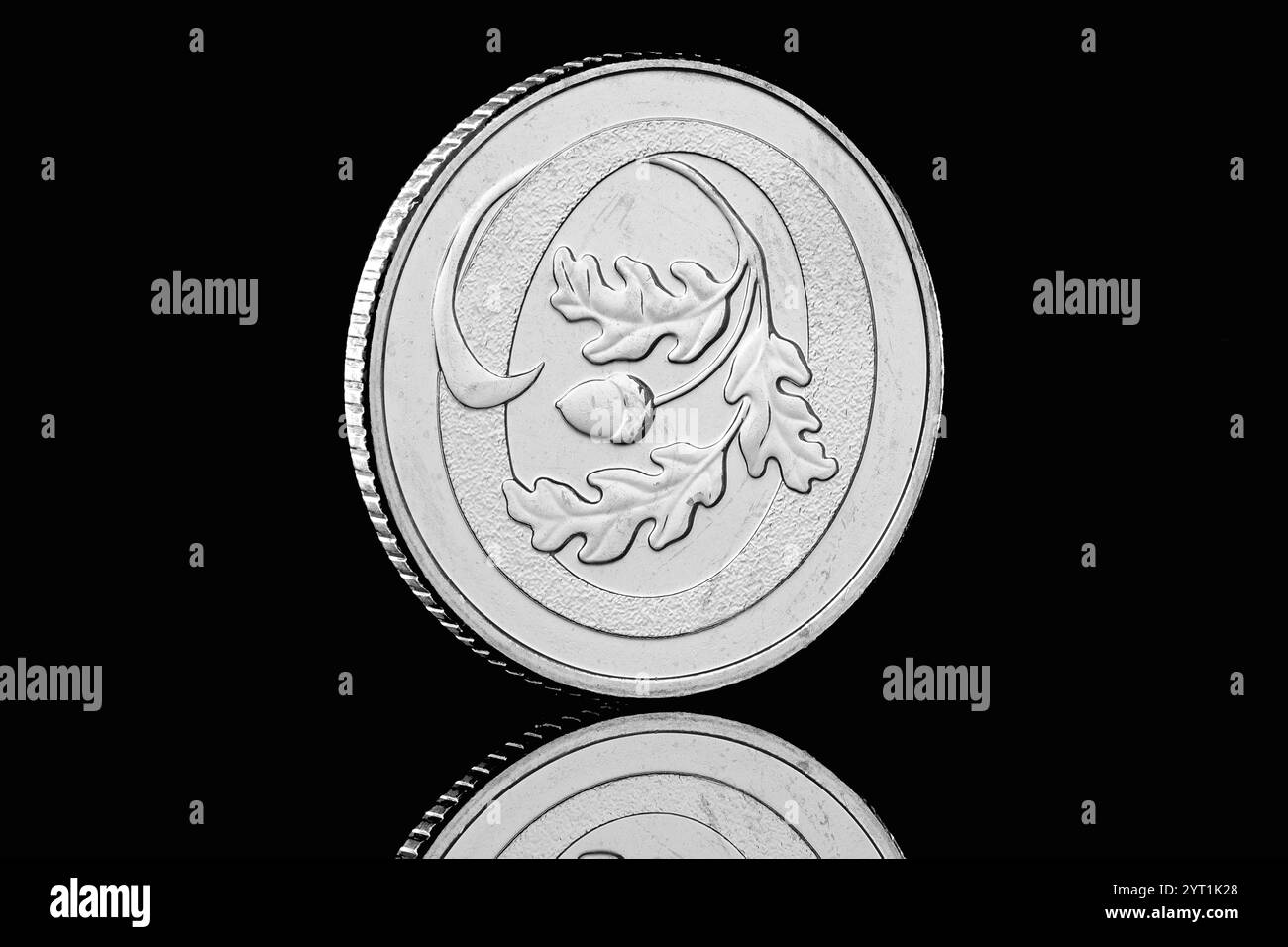 La lettera o è apparsa su una delle collezioni di monete da 10 pence da 2018 A a Z della Gran Bretagna. O è per le foglie di quercia Foto Stock