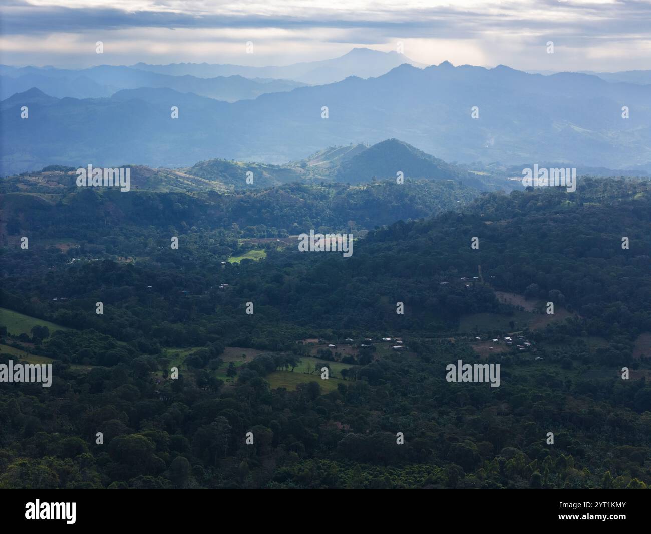 Vista aerea di montagne e colline in america centrale Foto Stock