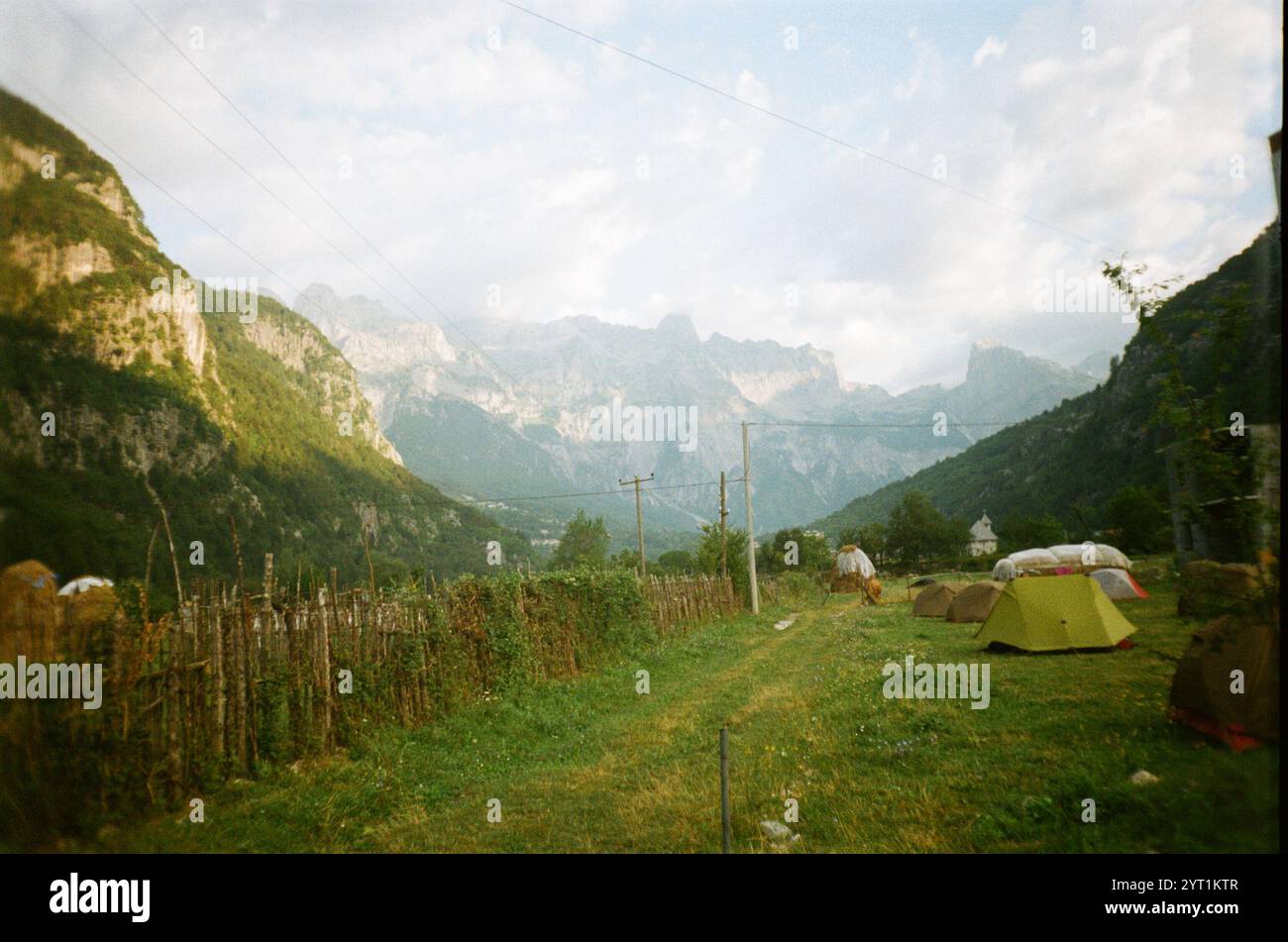 Campeggi lungo il sentiero delle Cime dei Balcani, circondato da montagne e verdi valli. Una fuga nella natura selvaggia: Libertà, vita ecologica e avventura Foto Stock