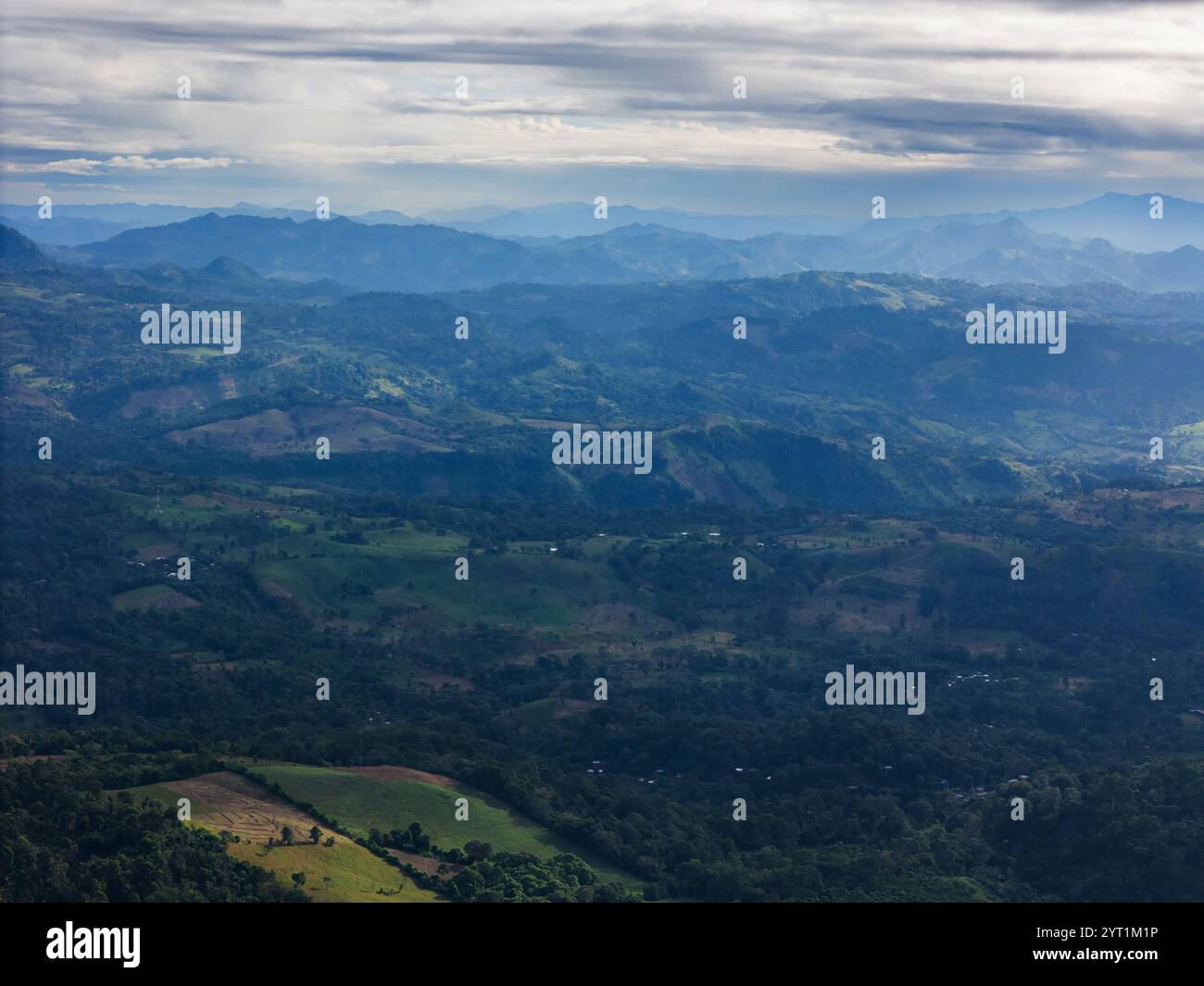 Vista aerea del paesaggio verde delle colline montane con nebbia blu Foto Stock