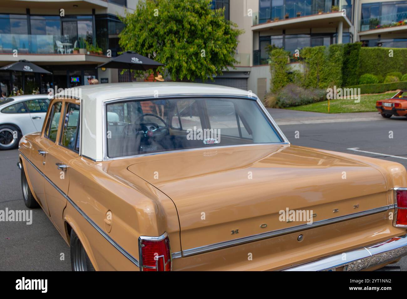Hobart, Tasmania, Australia - dicembre 31 2024: Auto d'epoca brown Classic EH Holden a Long Beach Sandy Bay Foto Stock