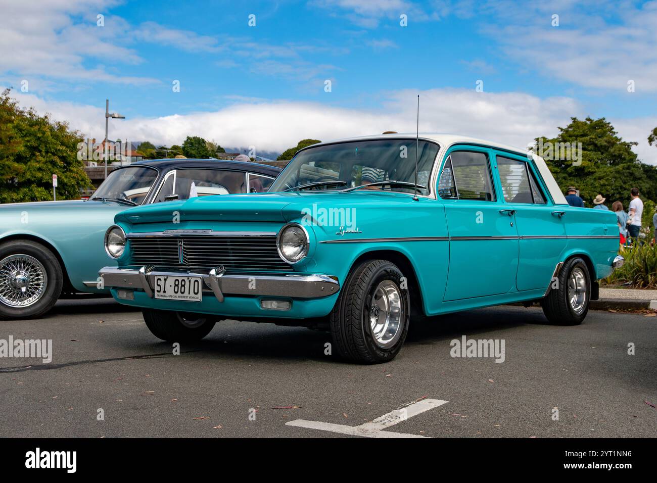 Hobart, Tasmania, Australia - dicembre 31 2024: Classica auto d'epoca blu EH Holden a Long Beach Sandy Bay Foto Stock