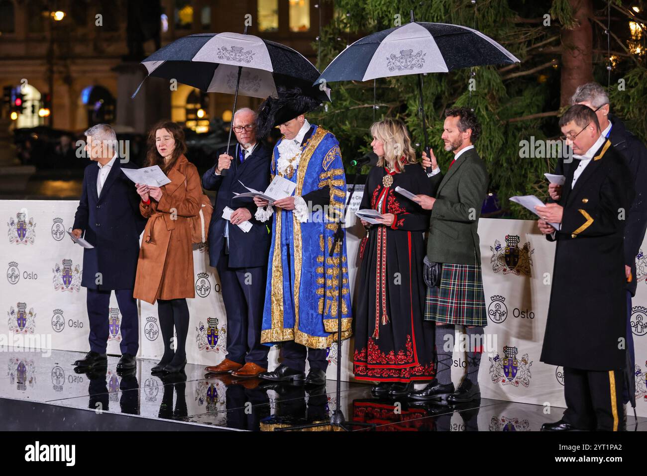 Londra, Regno Unito. 5 dicembre 2024. L'annuale Trafalgar Square Christmas è ospitato da He Lord Mayor di Westminster, consigliere Robert Rigby, affiancato dal sindaco di Oslo, Anne Lindboe, il sindaco di Londra, Sadiq Khan e altri VIP. In una lunga tradizione, l'albero è un dono della città di Oslo, quest'anno un abete rosso norvegese di 60 anni. In un'altra apparente tradizione, stava piovendo ancora una volta pesantemente per la cerimonia. Crediti: Imageplotter/Alamy Live News Foto Stock