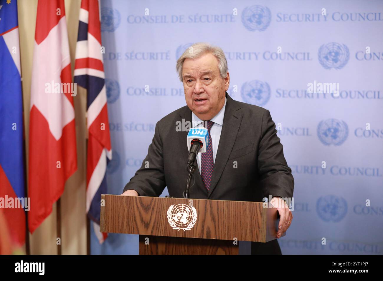 Nazioni Unite. 5 dicembre 2024. Il Segretario generale delle Nazioni Unite Antonio Guterres parla alla stampa fuori dalla camera del Consiglio di sicurezza presso la sede delle Nazioni Unite a New York, il 5 dicembre 2024. Giovedì Guterres ha chiesto l'accesso umanitario immediato a tutti i civili in Siria, e un ritorno al processo politico per porre fine allo spargimento di sangue. Crediti: Xie e/Xinhua/Alamy Live News Foto Stock