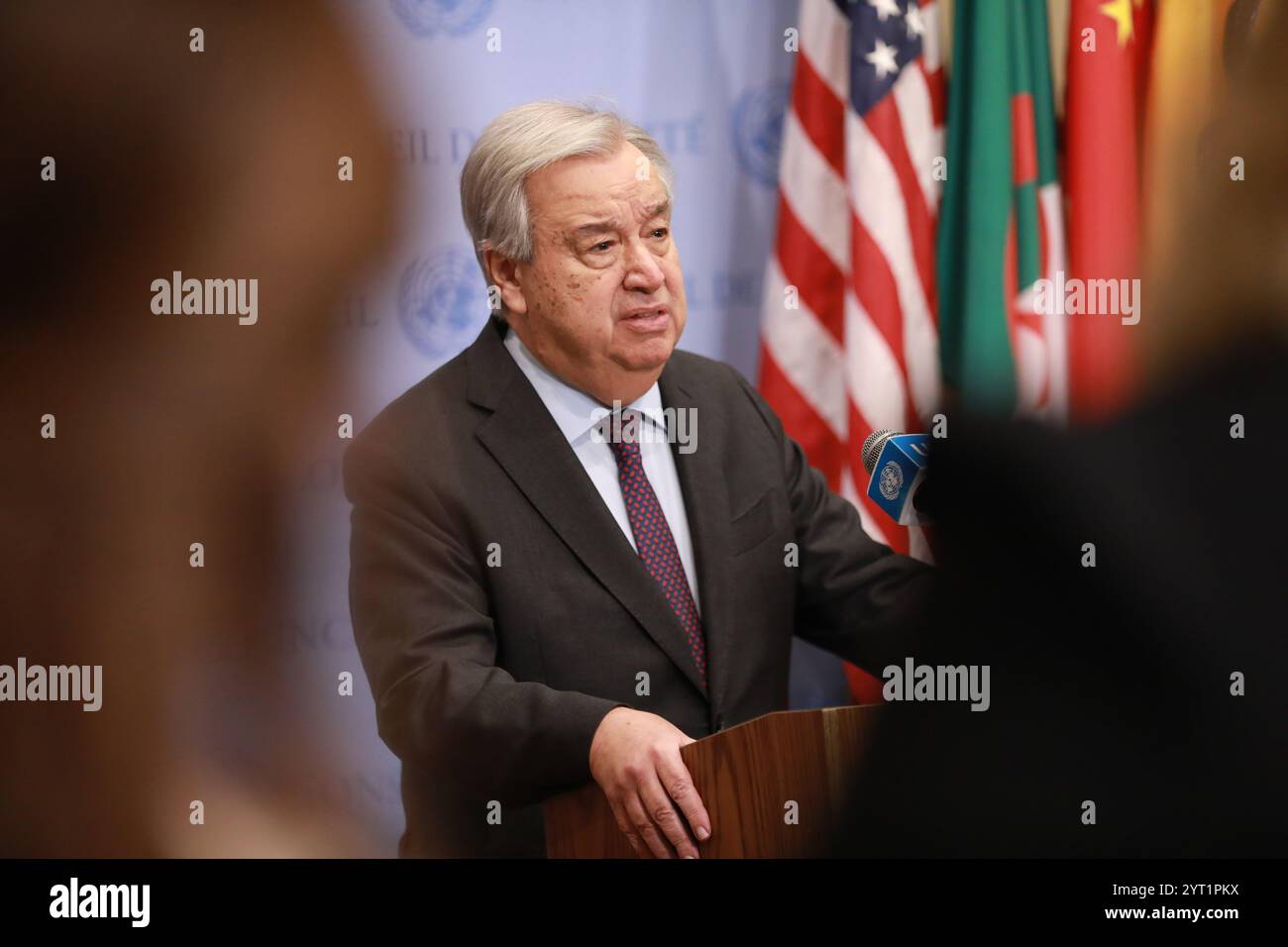 Nazioni Unite. 5 dicembre 2024. Il Segretario generale delle Nazioni Unite Antonio Guterres parla alla stampa fuori dalla camera del Consiglio di sicurezza presso la sede delle Nazioni Unite a New York, il 5 dicembre 2024. Giovedì Guterres ha chiesto l'accesso umanitario immediato a tutti i civili in Siria, e un ritorno al processo politico per porre fine allo spargimento di sangue. Crediti: Xie e/Xinhua/Alamy Live News Foto Stock