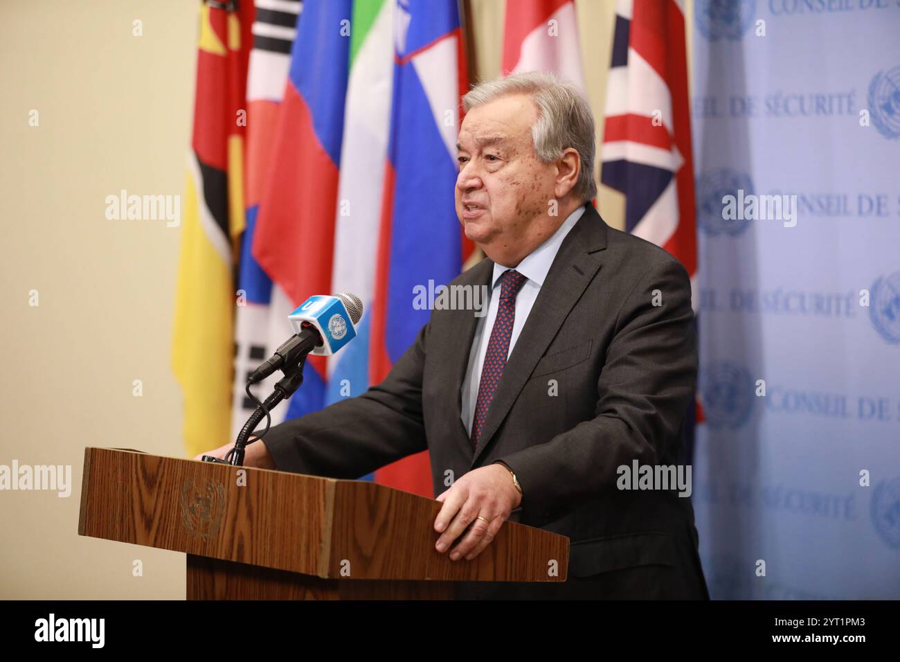 Nazioni Unite. 5 dicembre 2024. Il Segretario generale delle Nazioni Unite Antonio Guterres parla alla stampa fuori dalla camera del Consiglio di sicurezza presso la sede delle Nazioni Unite a New York, il 5 dicembre 2024. Giovedì Guterres ha chiesto l'accesso umanitario immediato a tutti i civili in Siria, e un ritorno al processo politico per porre fine allo spargimento di sangue. Crediti: Xie e/Xinhua/Alamy Live News Foto Stock