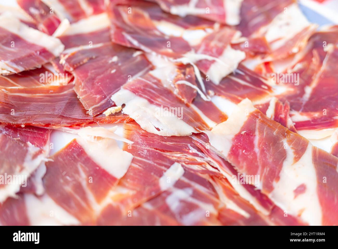 Fette gourmet di marmellata Serrano. Fette di prosciutto iberico stagionato alimentato a ghiande, vista dall'alto ravvicinata Foto Stock