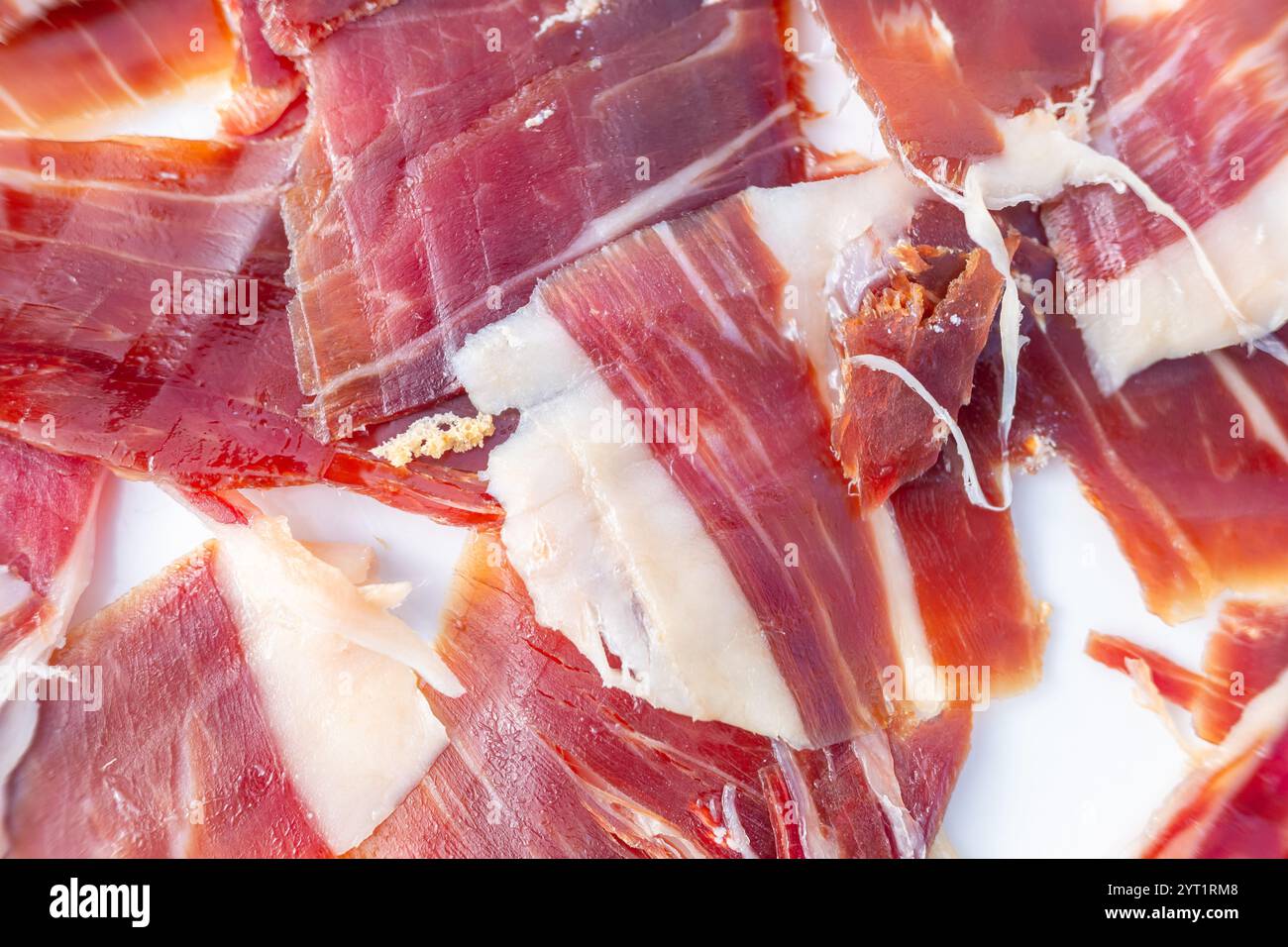lussuoso prosciutto iberico alimentato a ghiande nei dettagli, fette di prosciutto stagionato iberico alimentato a ghiande, vista da vicino Foto Stock