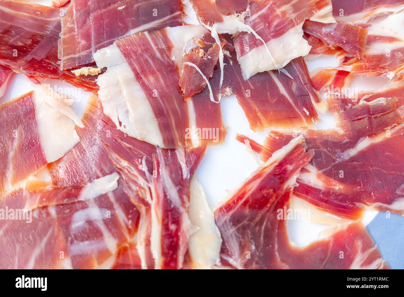 fette di prosciutto iberico stagionato alimentato a ghiande, vista ravvicinata. Prosciutto iberico di prima qualità, tagliato finemente Foto Stock