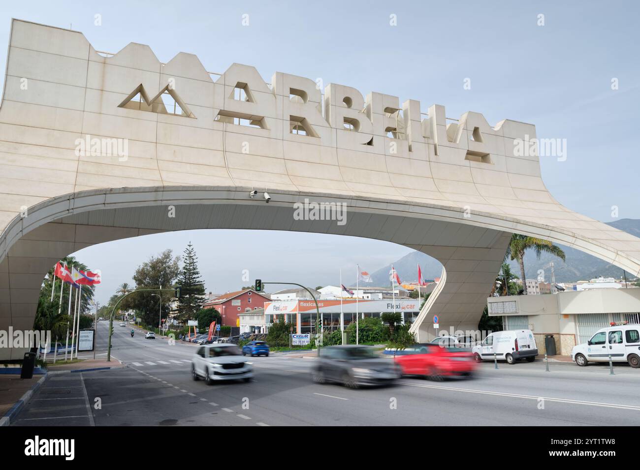 Marbella, Málaga, Spagna - dicembre 2024: Marbella Arch. Cartello d'ingresso di Marbella. Foto Stock