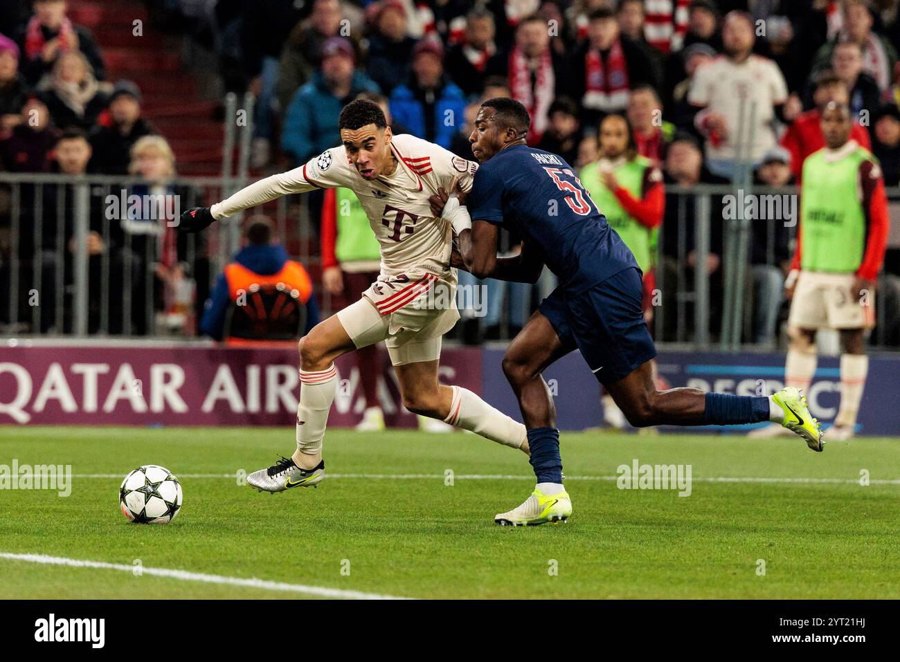 Zweikampf Jamal Musiala (FC Bayern M?nchen, 42), Willian Pacho (FC Paris Saint-Germain, 51) UEFA Champions League: FC Bayern M?nchen - FC Paris Saint-Germain, M?nchen, Allianz Arena AM 26.11.2024 Foto Stock