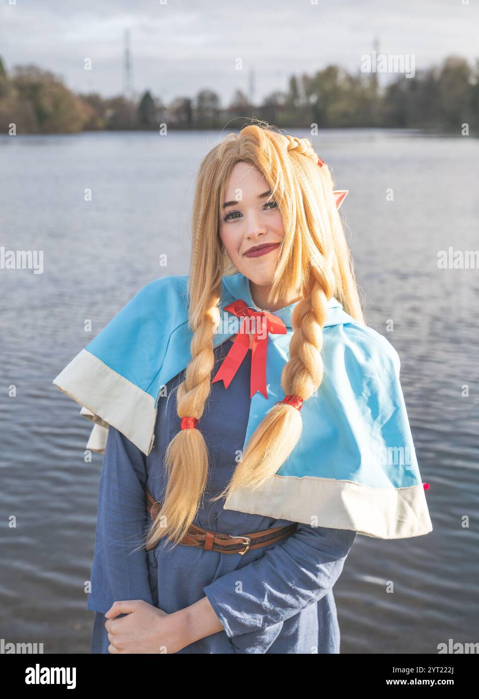 Una bella ragazza adolescente cosplayer vestita da personaggio Anime Giapponese in un fumetto all'aperto con luce soffusa del sole Foto Stock